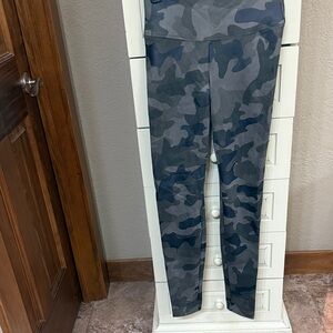 White House Black Market Faux Suede Camouflage Leggings sz 0 stretch material